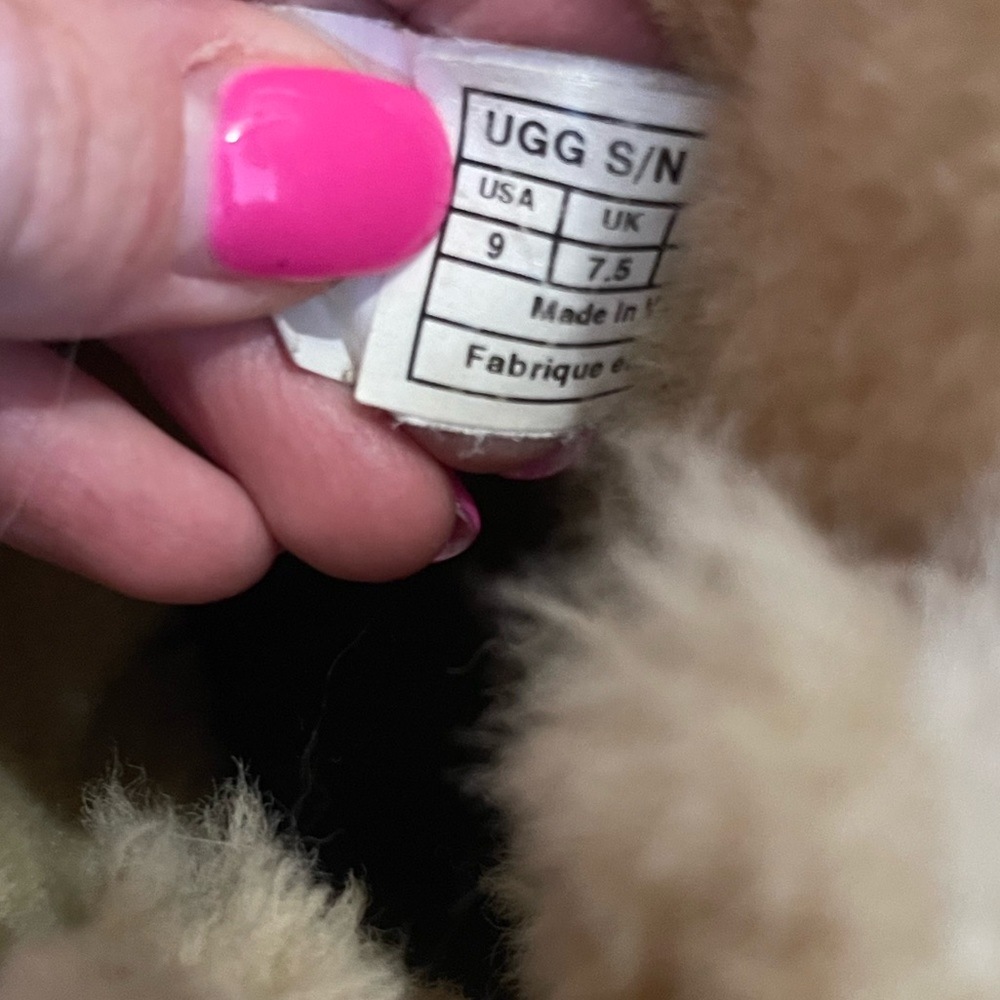 Bailey Bow Uggs - Picture 3 of 5
